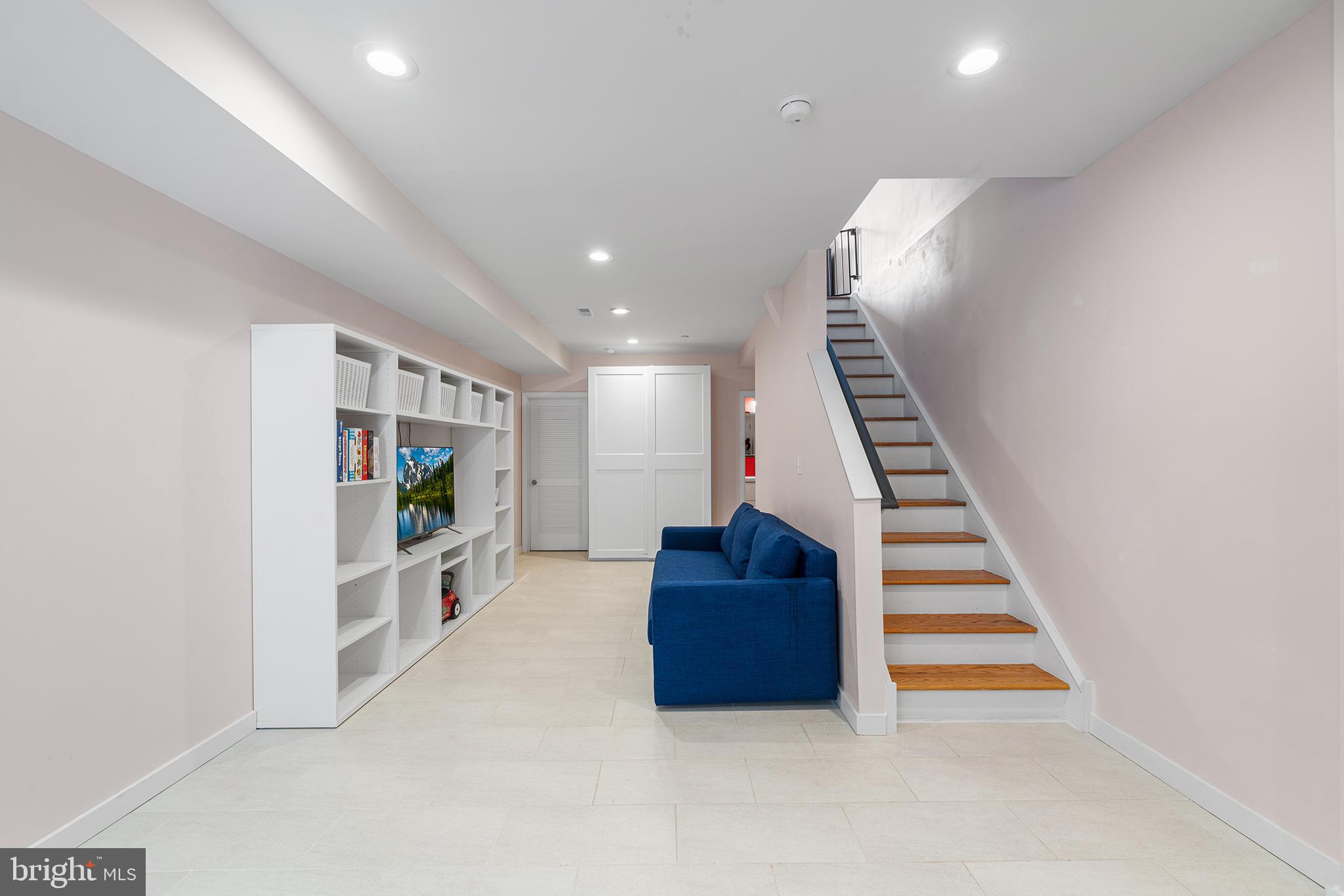 1927 E Cumberland St