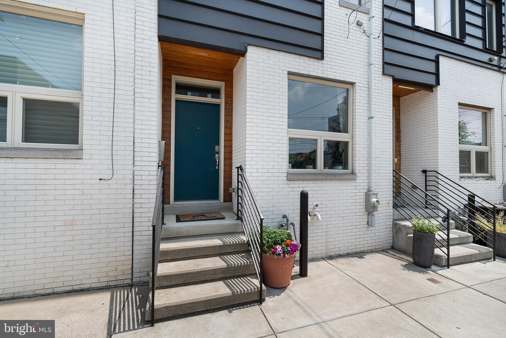 1927 E Cumberland St