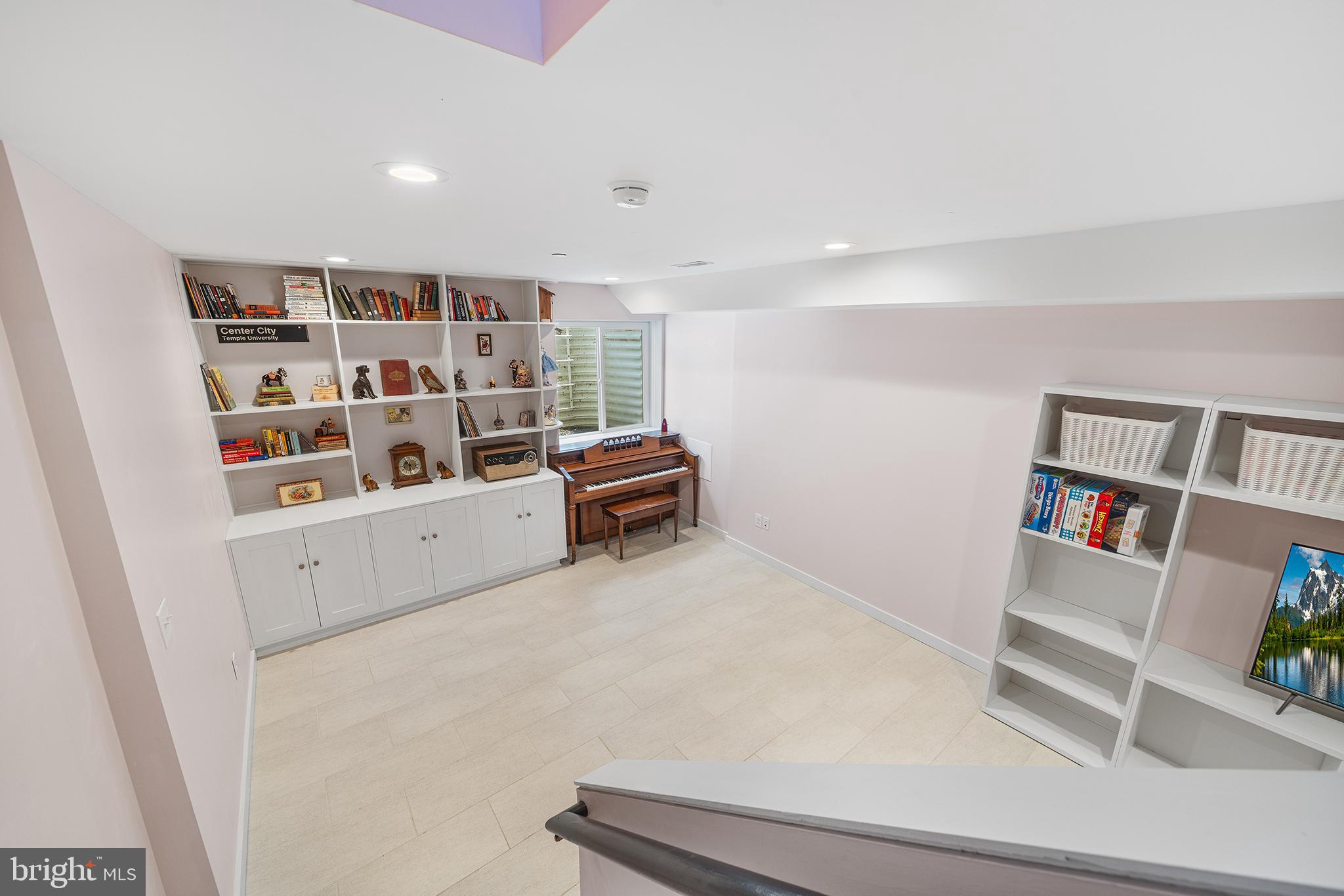 1927 E Cumberland St