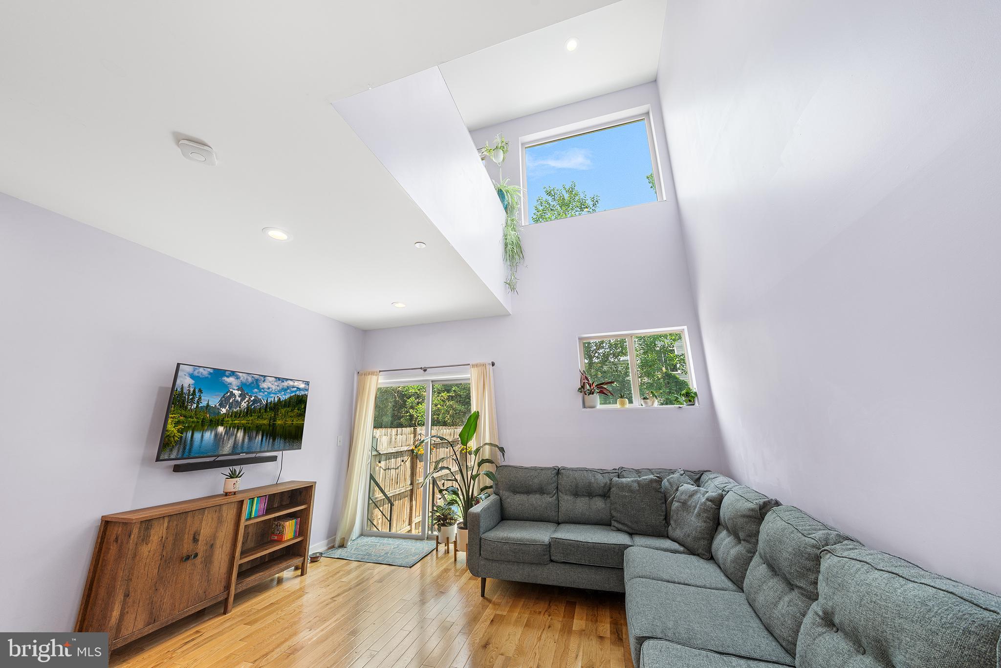 1927 E Cumberland St