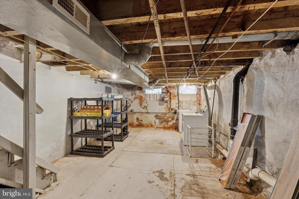 338 Daly St