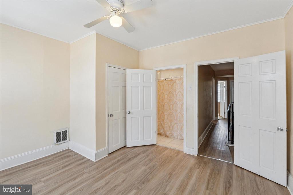 338 Daly St