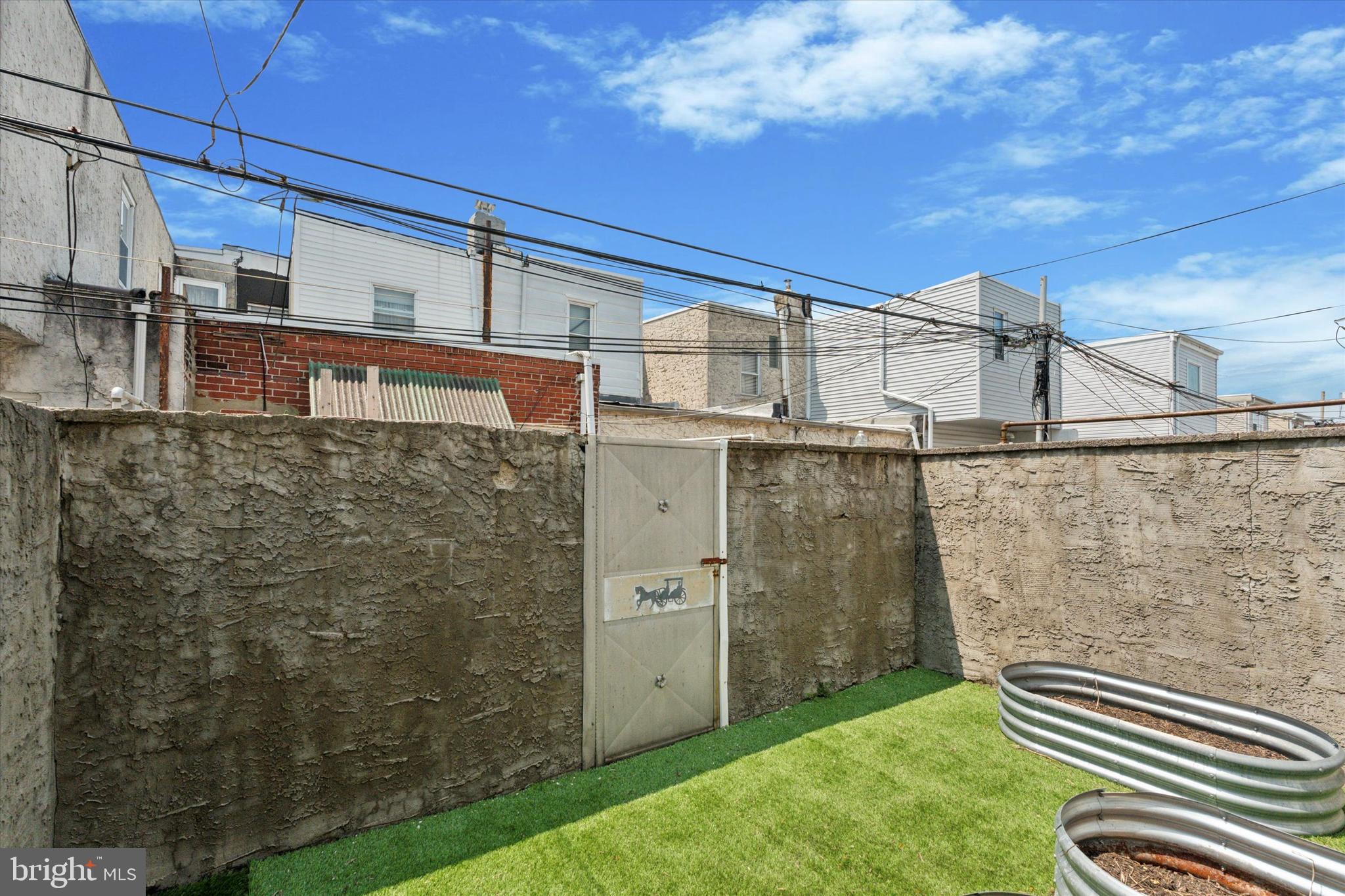 338 Daly St