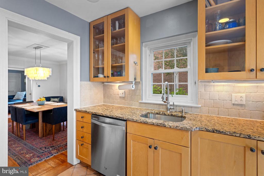 16 E Abington Ave