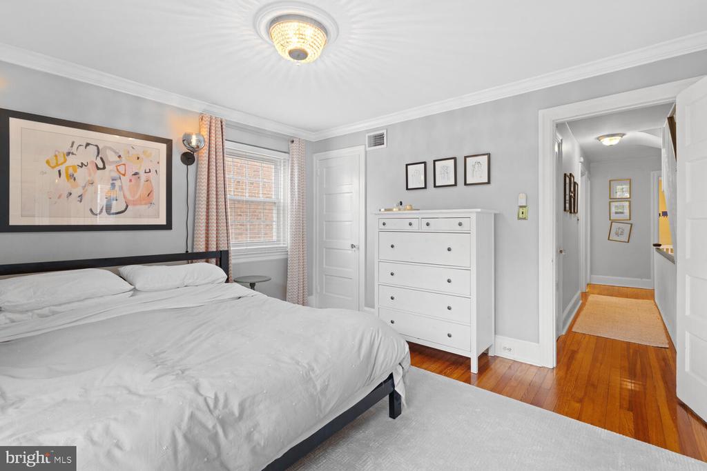 16 E Abington Ave