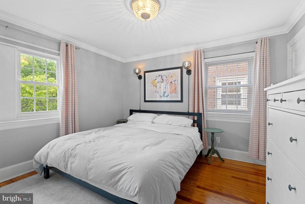 16 E Abington Ave