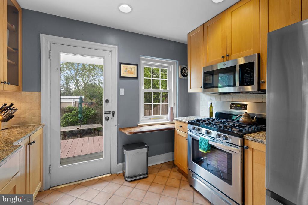 16 E Abington Ave