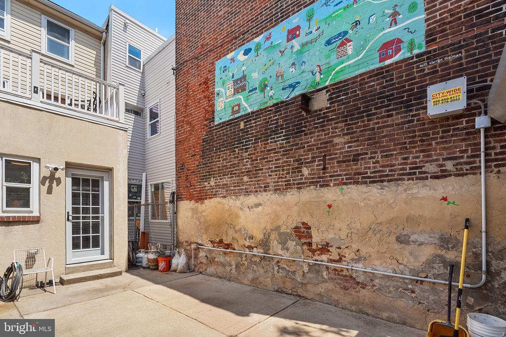 2461 Amber St