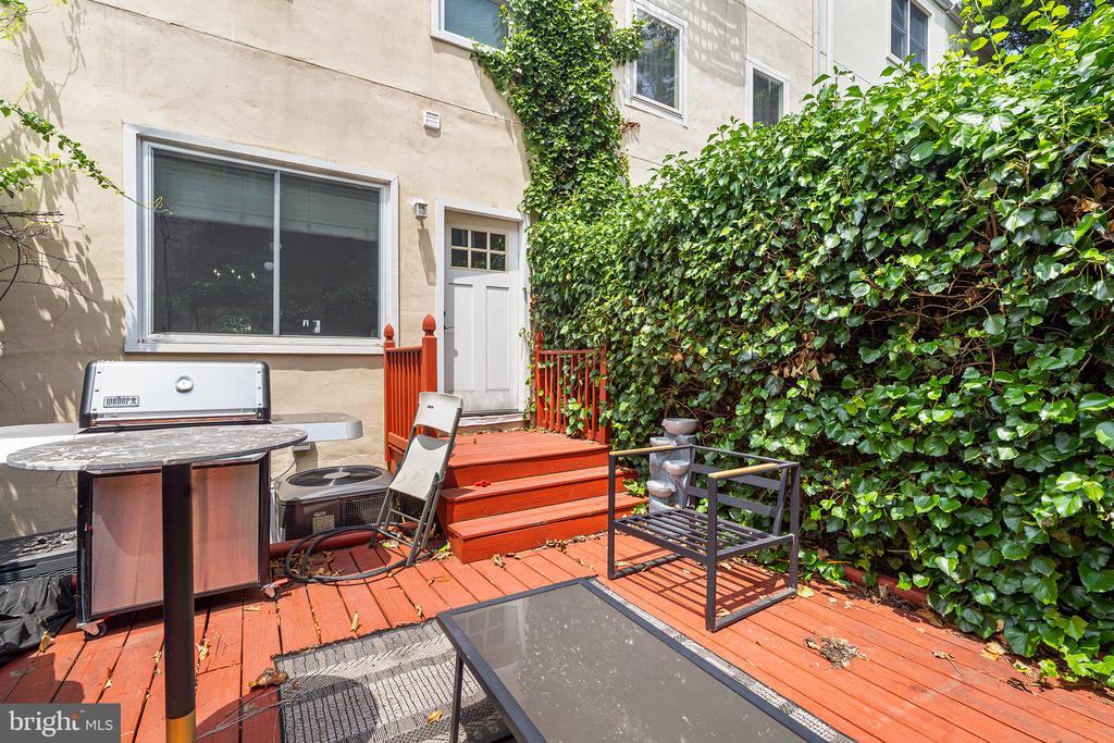2809 OGDEN ST