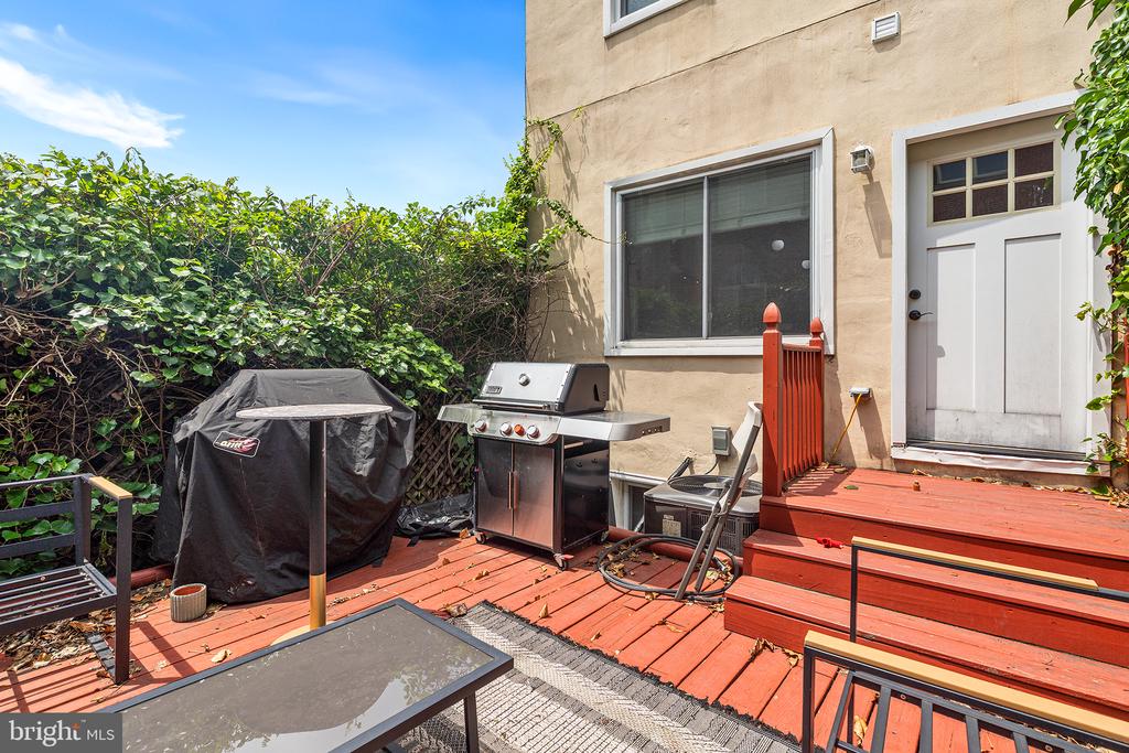 2809 OGDEN ST