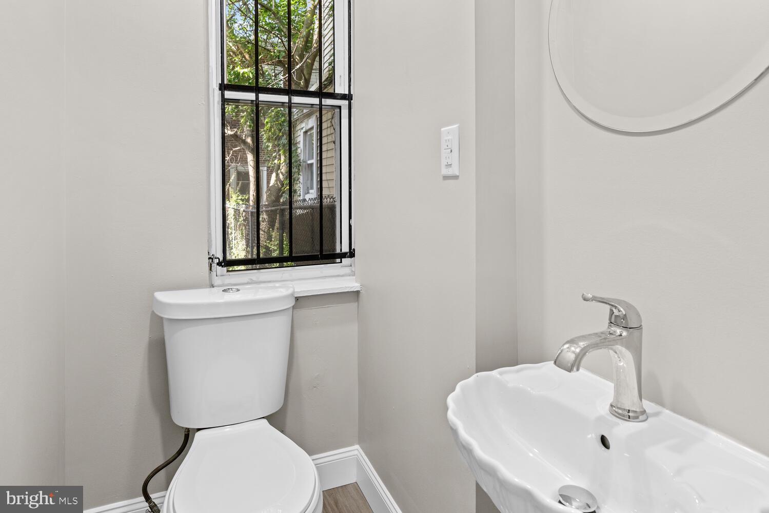 2002 W Westmoreland St