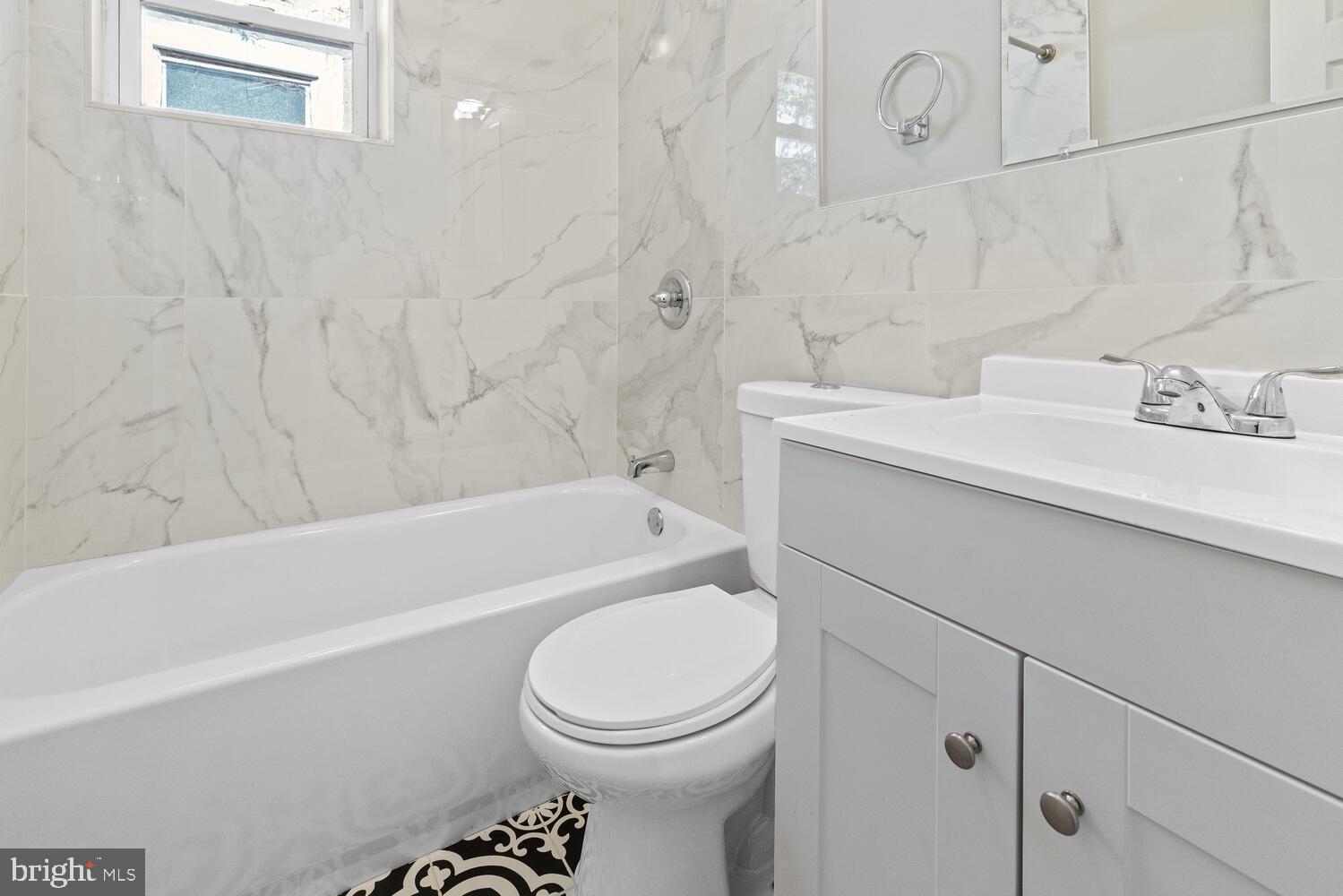 2002 W Westmoreland St