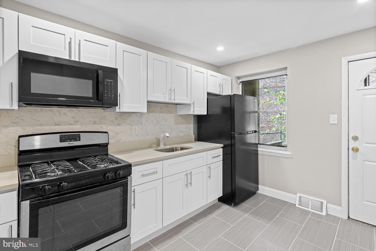 2002 W Westmoreland St