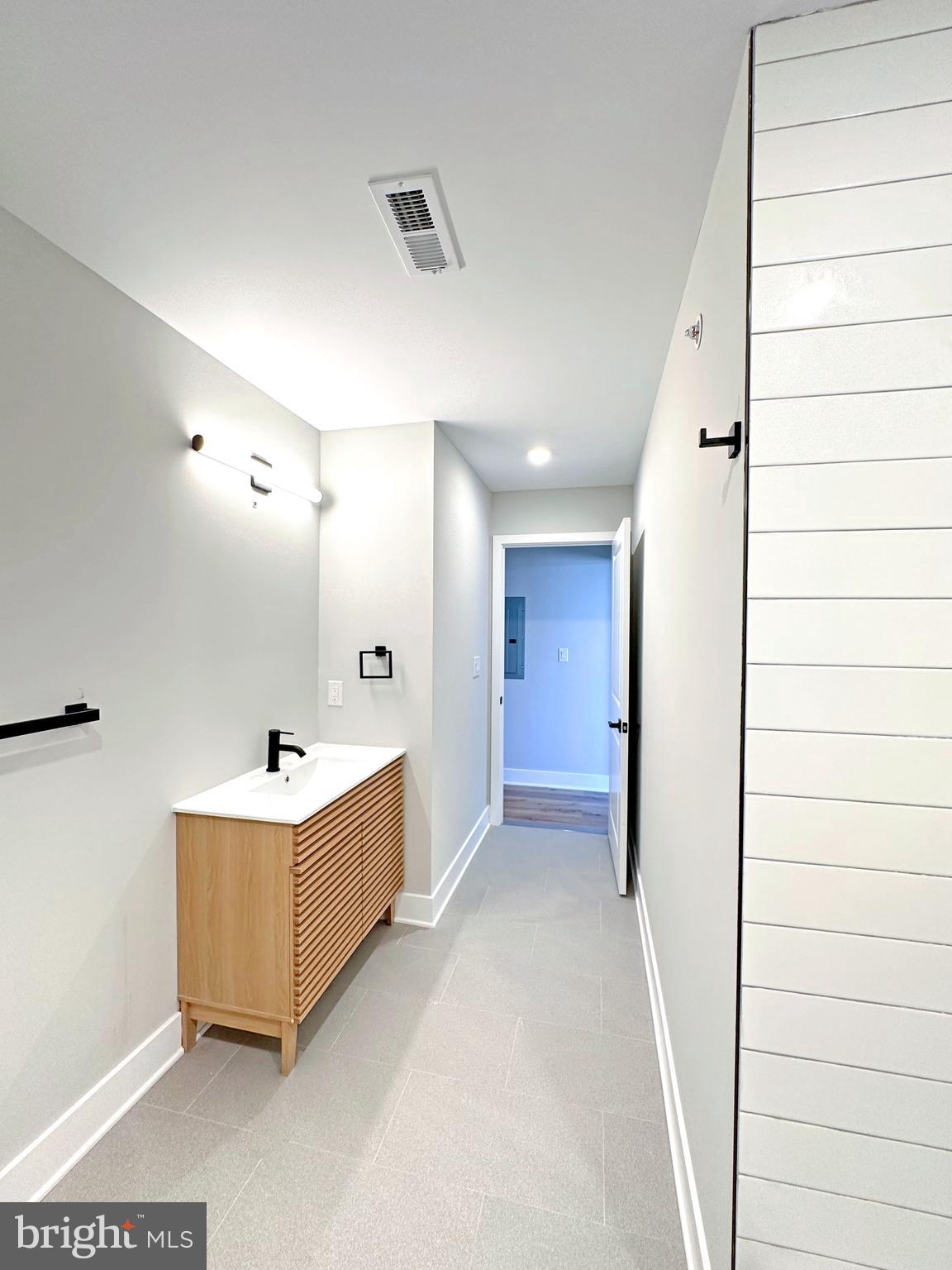 512 W MONTGOMERY AVE #1
