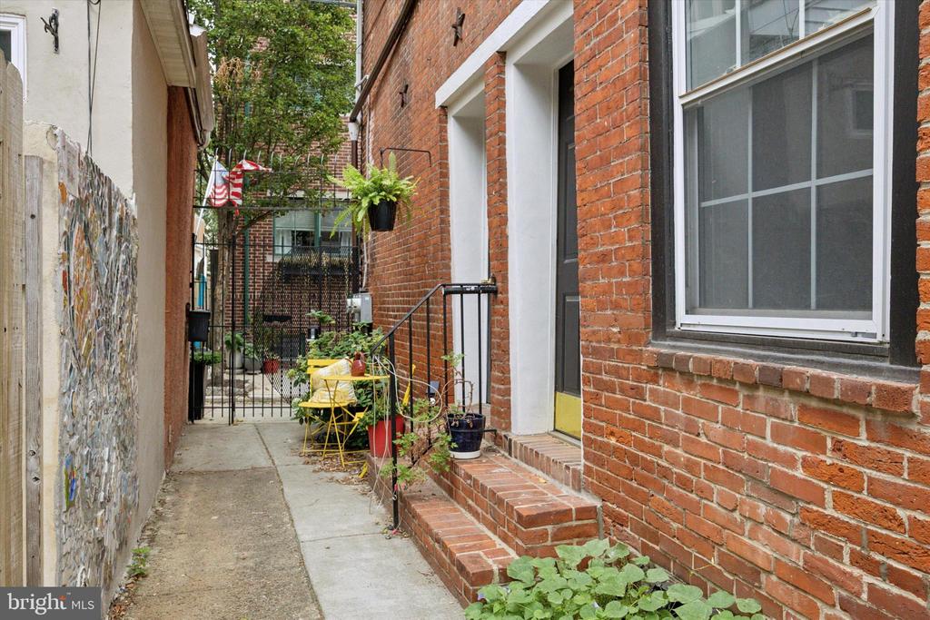 536 MONTROSE STREET B