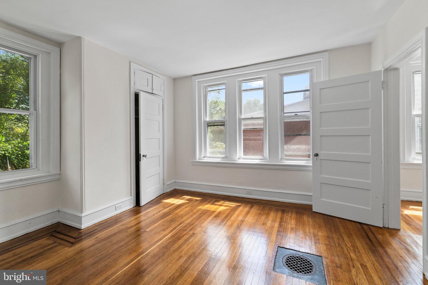 4845 Pulaski Ave