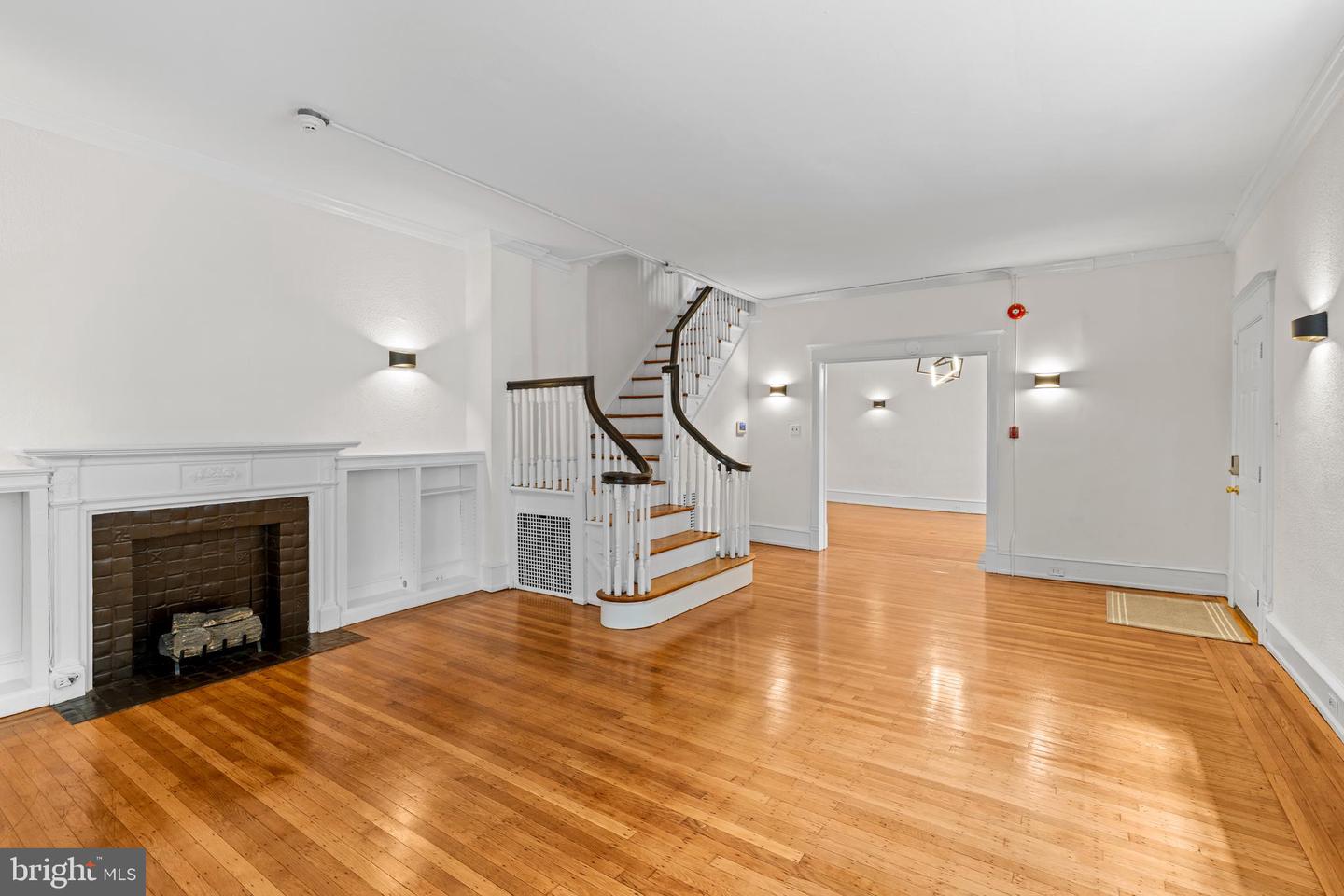 4845 Pulaski Ave