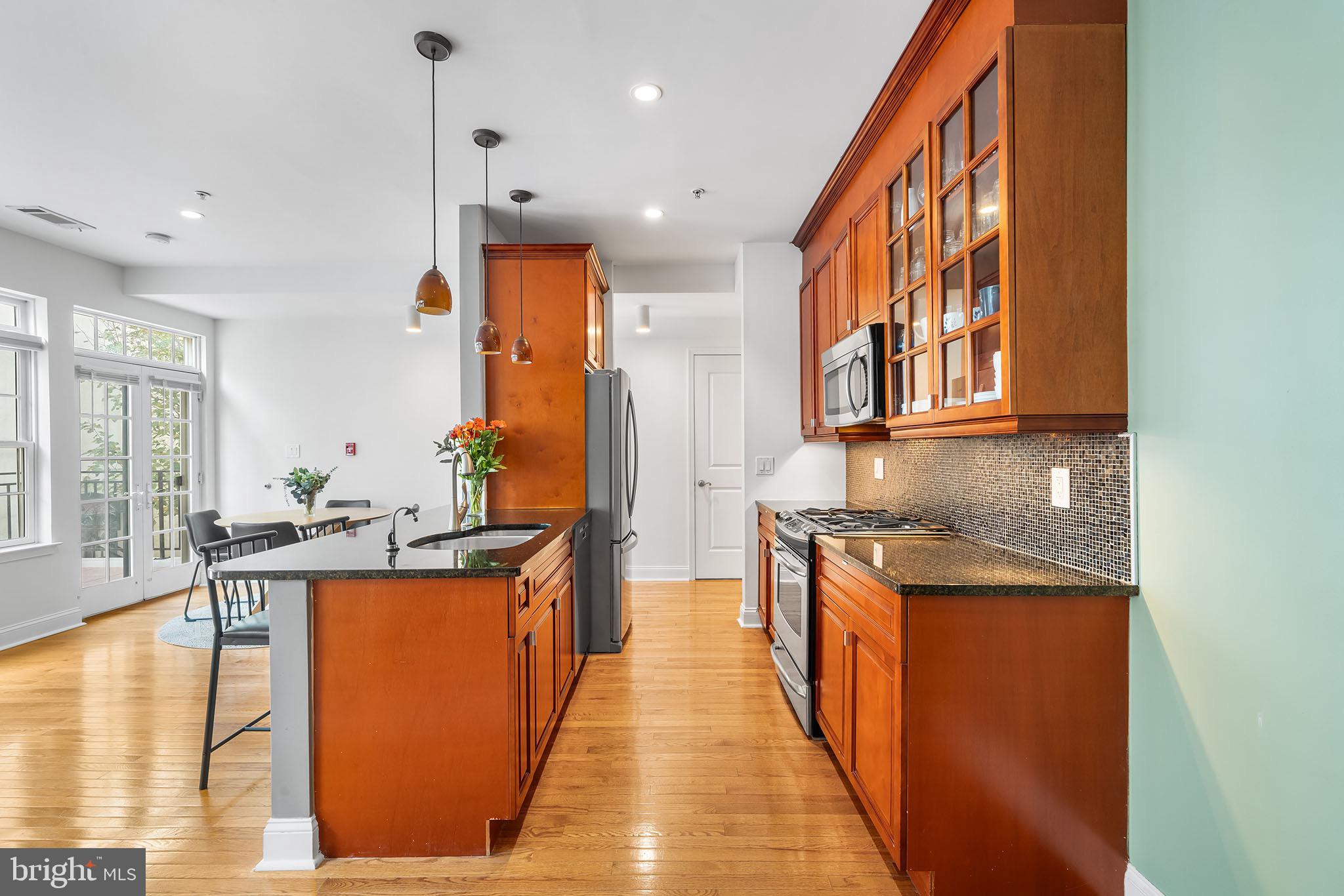 1221 SHACKAMAXON STREET 00 13