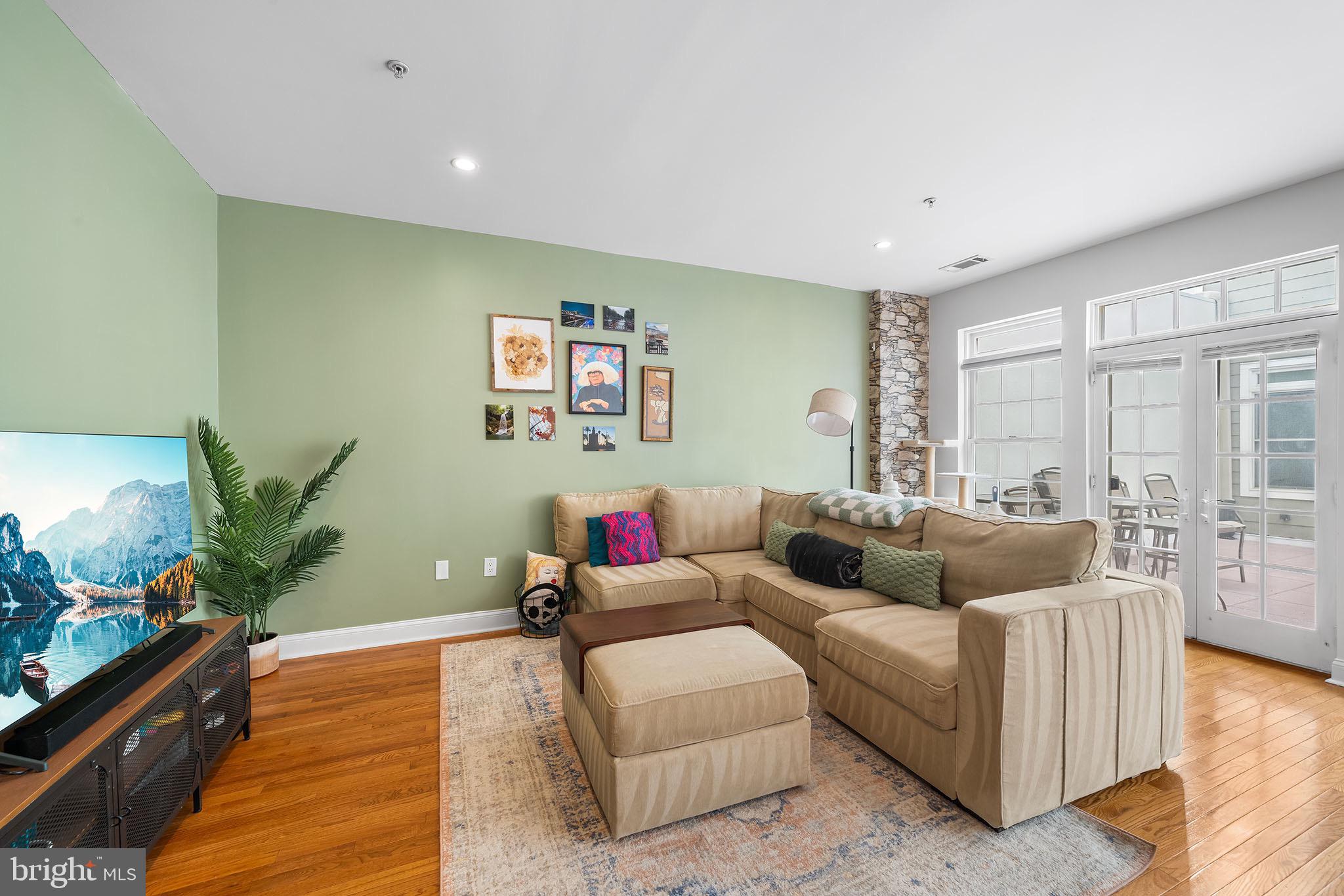 1221 SHACKAMAXON STREET 00 13