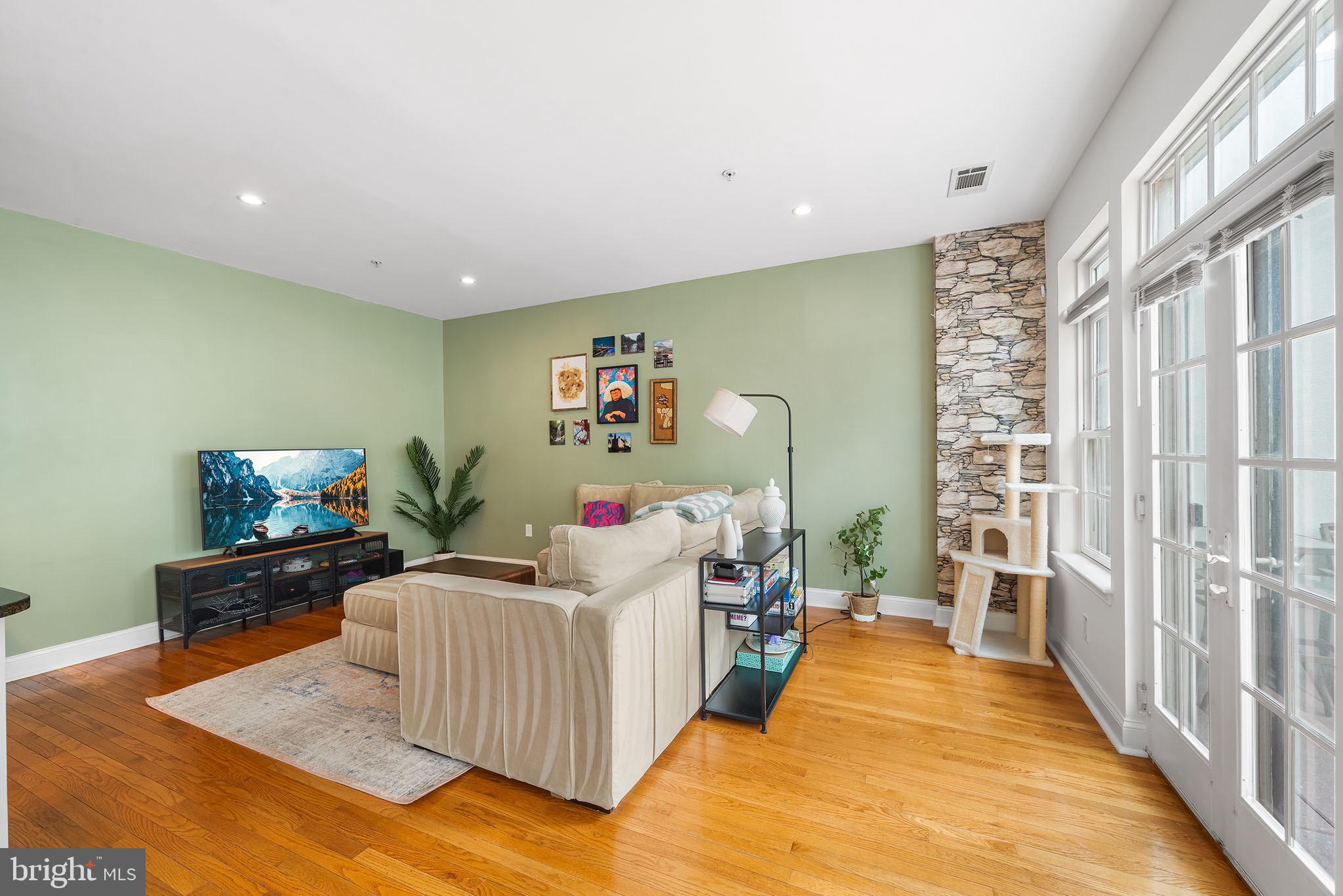 1221 SHACKAMAXON STREET 00 13