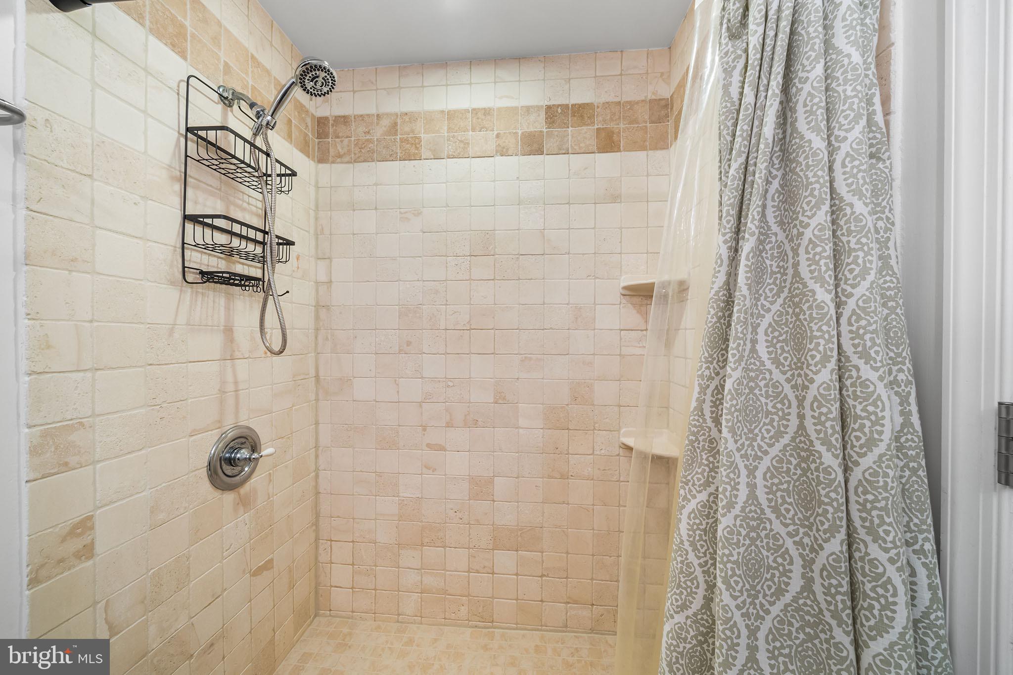 1221 SHACKAMAXON STREET 00 13