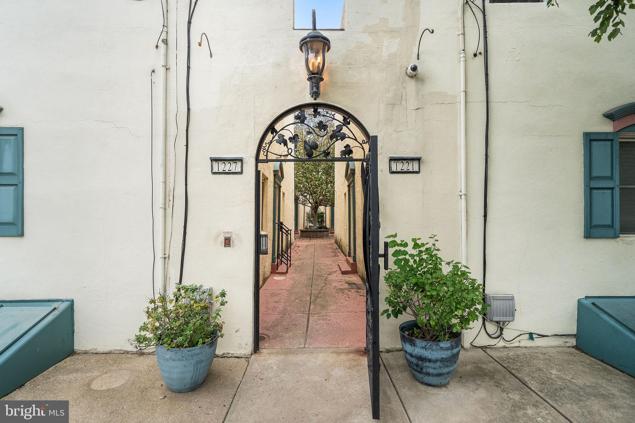 1221 SHACKAMAXON STREET 00 13