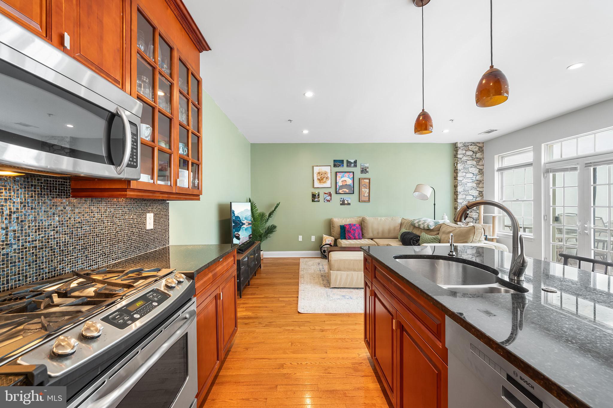 1221 SHACKAMAXON STREET 00 13