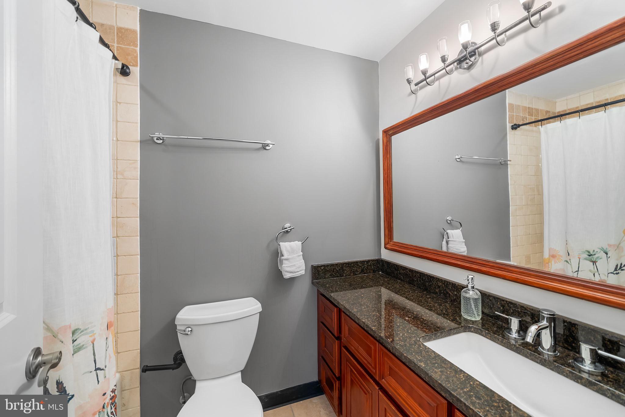 1221 SHACKAMAXON STREET 00 13