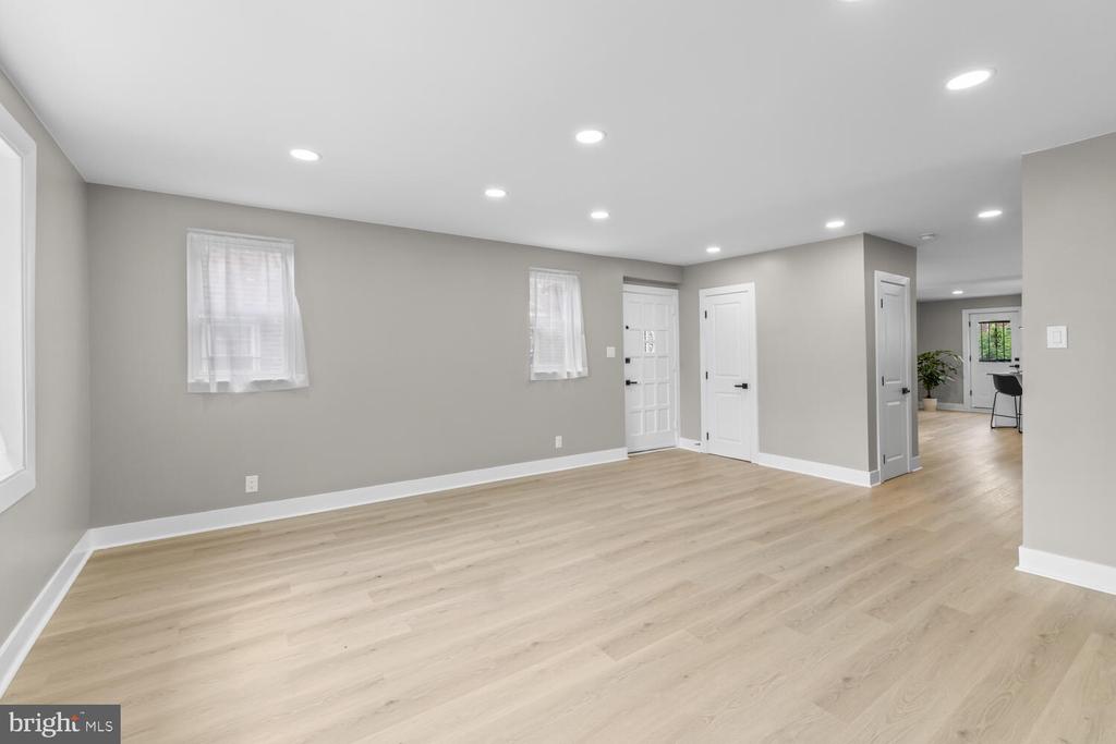1051 E VERNON ROAD