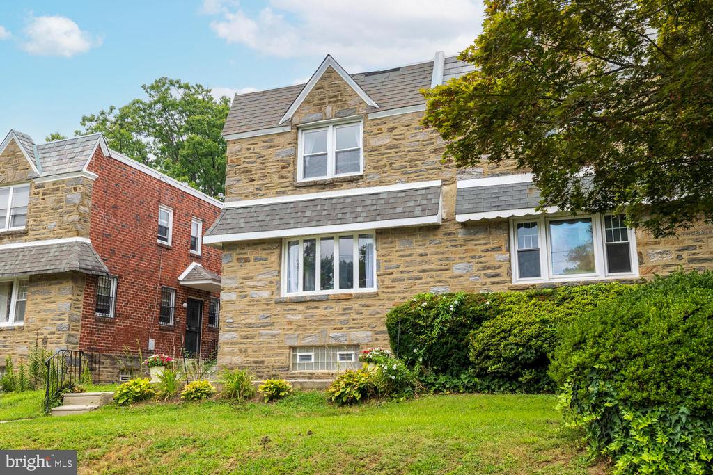 1051 E VERNON ROAD