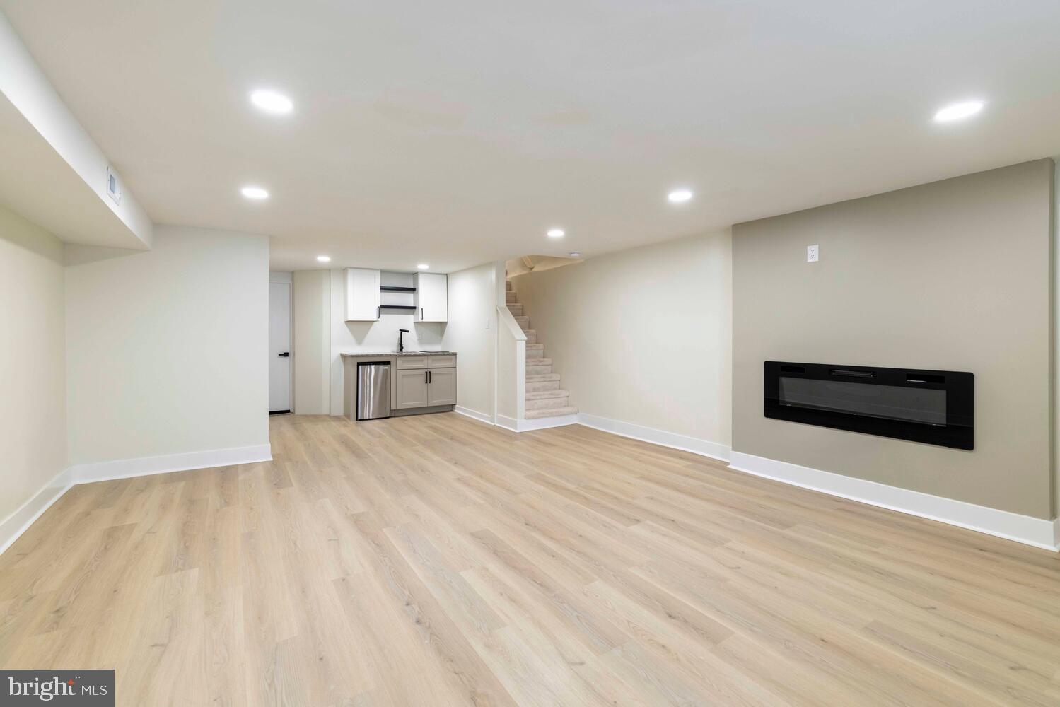 1051 E VERNON ROAD