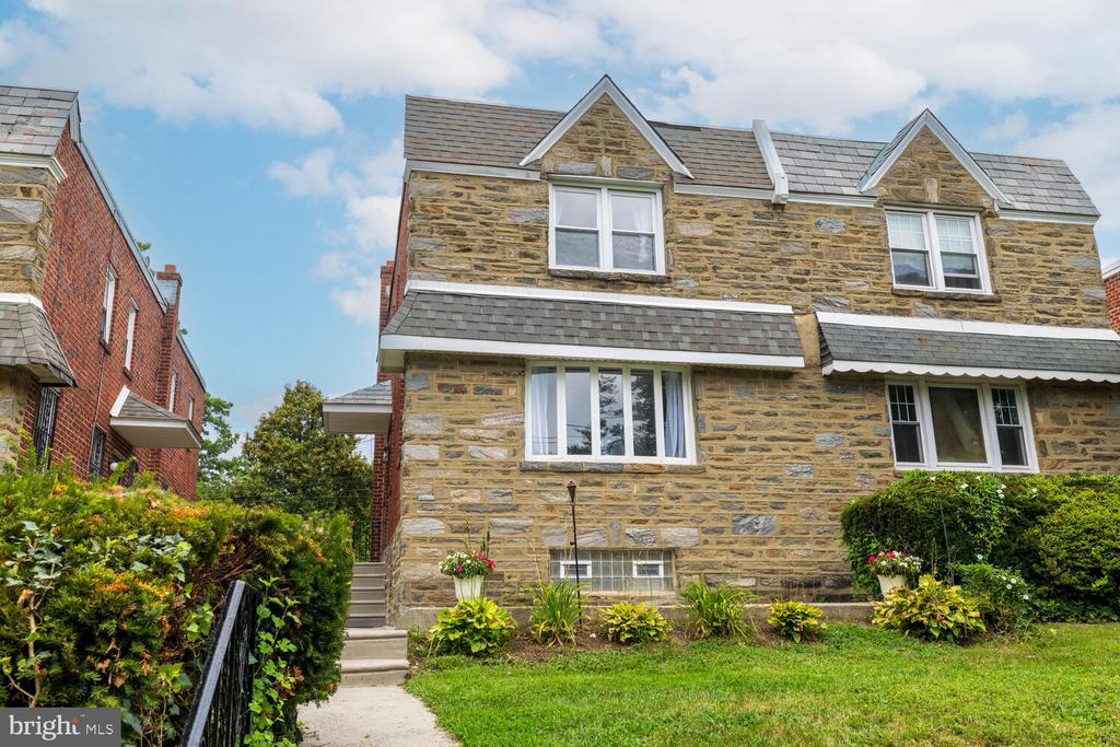 1051 E VERNON ROAD
