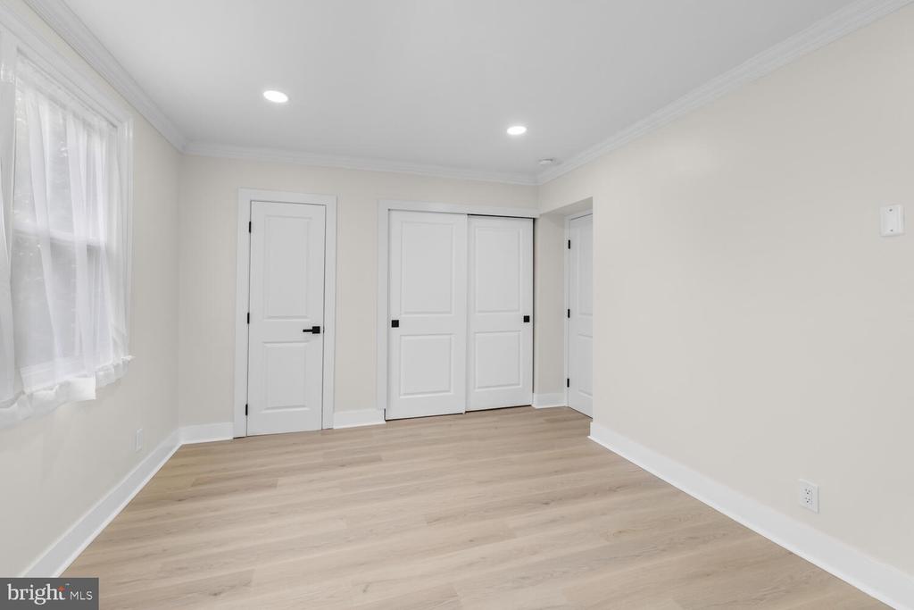 1051 E VERNON ROAD