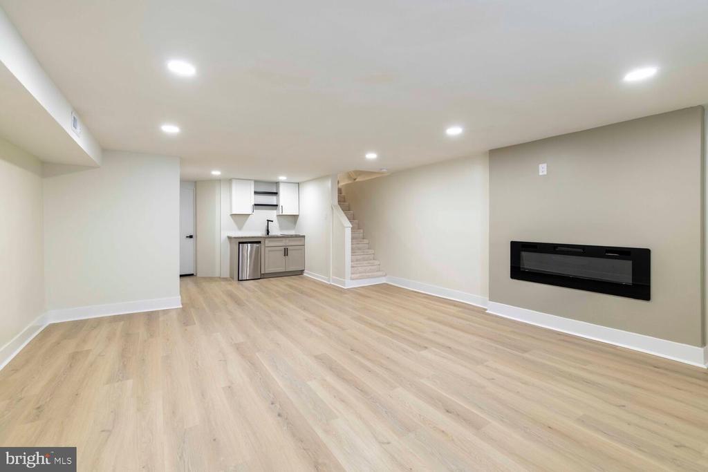 1051 E VERNON ROAD