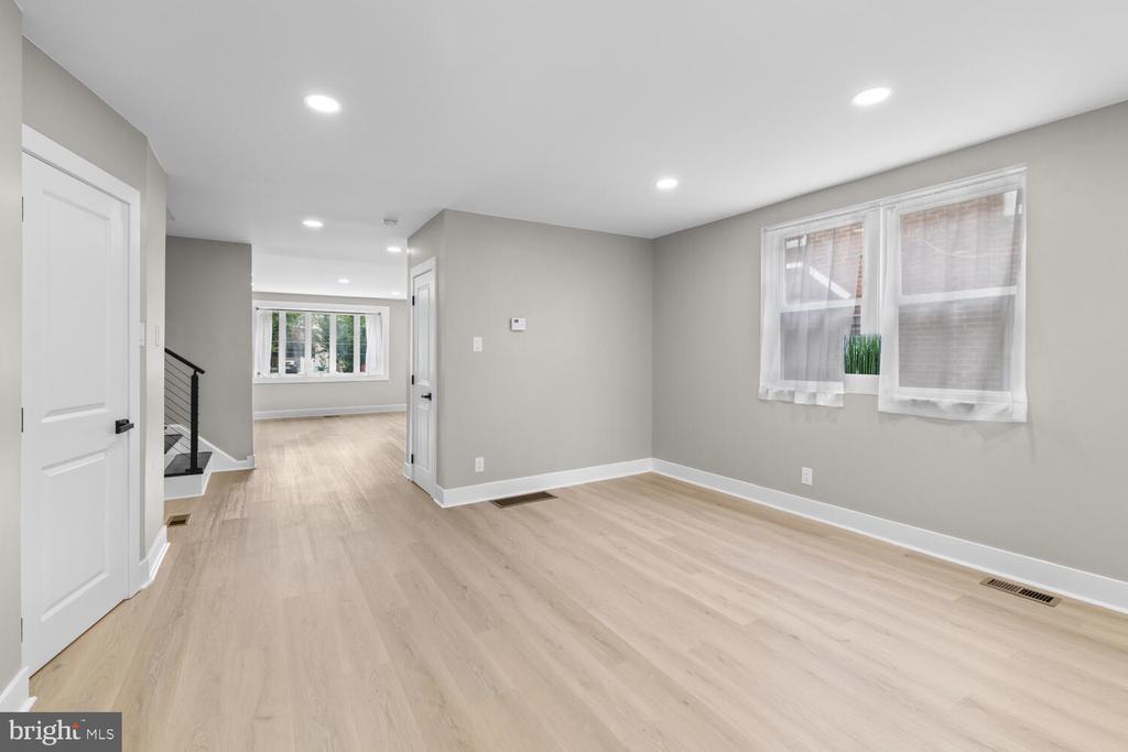 1051 E VERNON ROAD