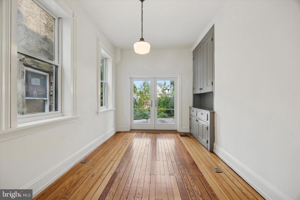 239 W DUVAL STREET