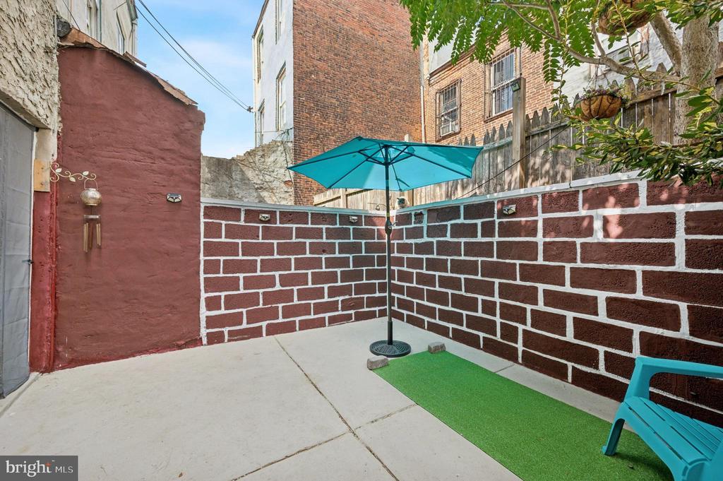 811 W SCHILLER STREET