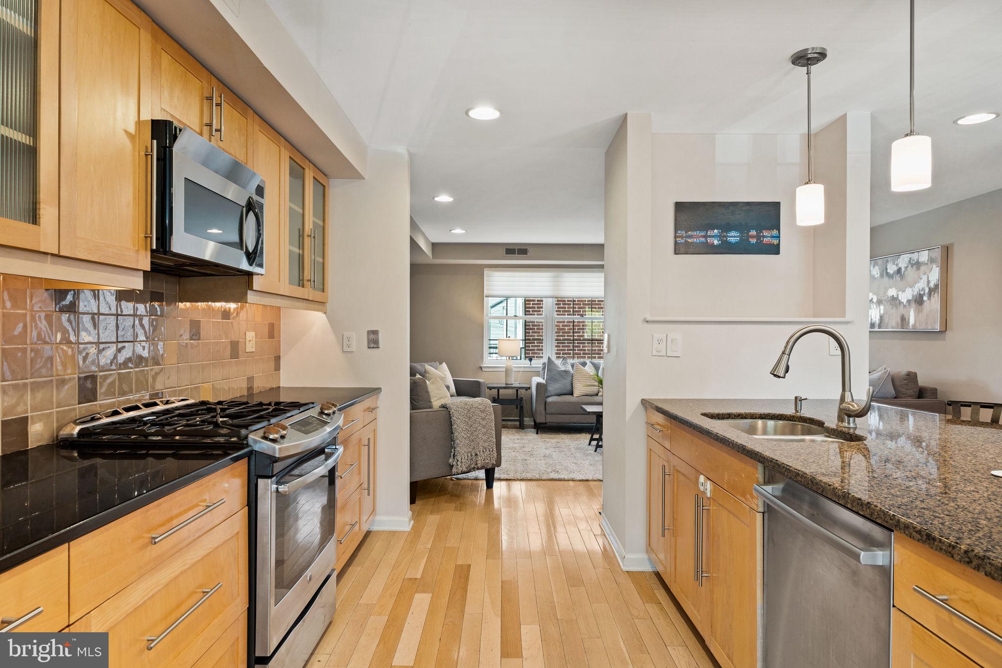 827 CATHARINE