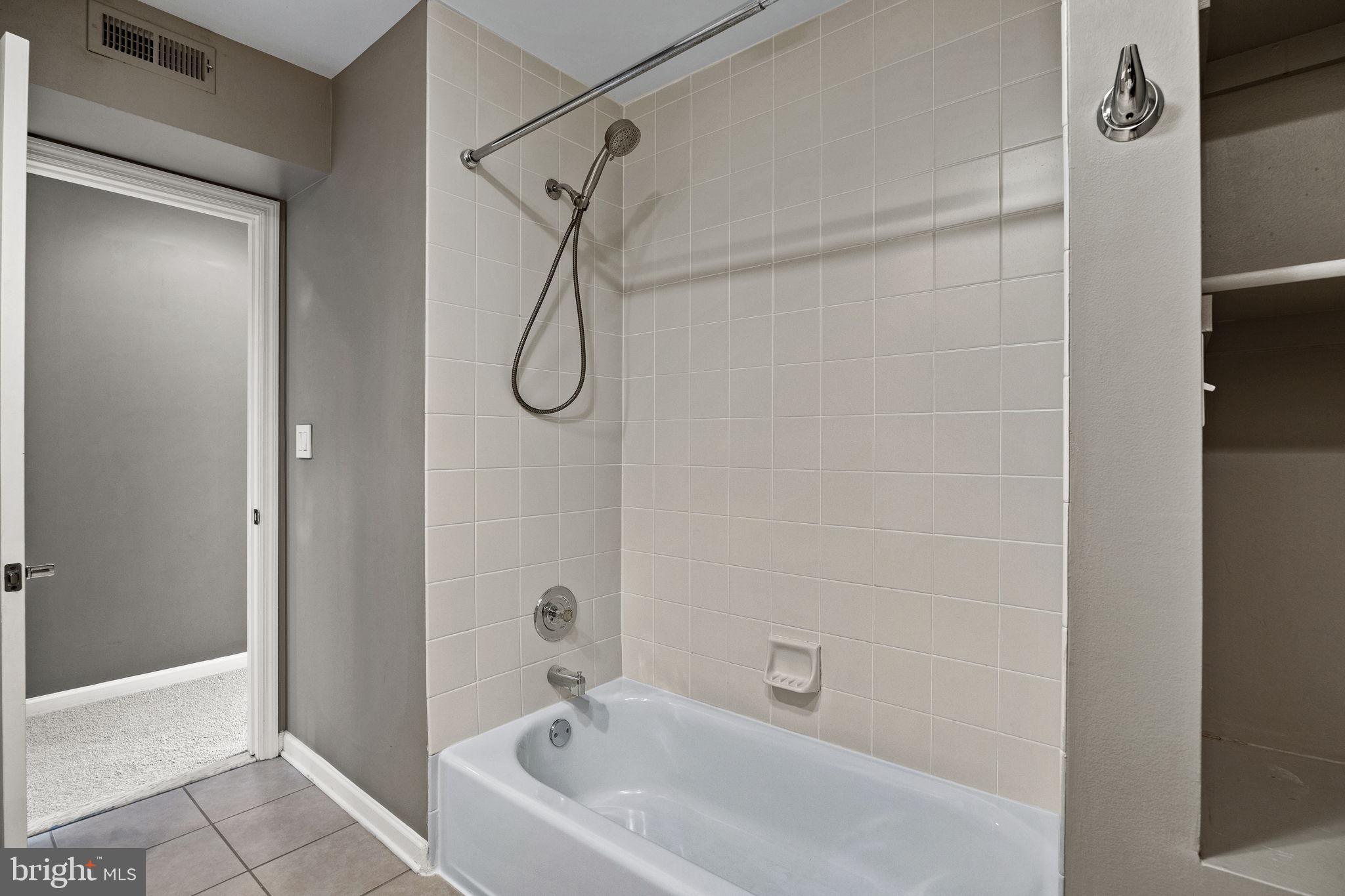 827 CATHARINE