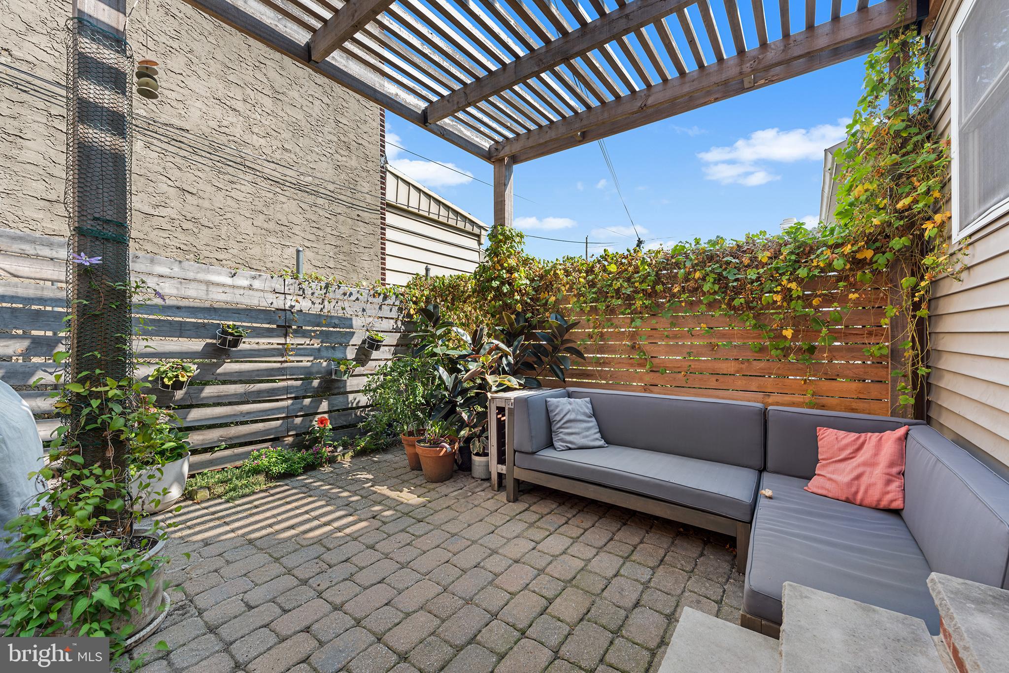 2605 E WESTMORELAND STREET