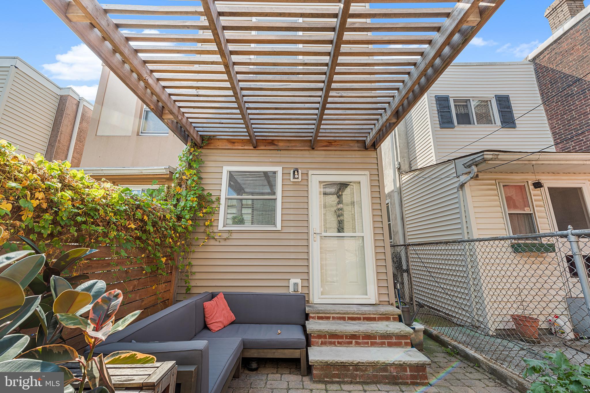 2605 E WESTMORELAND STREET