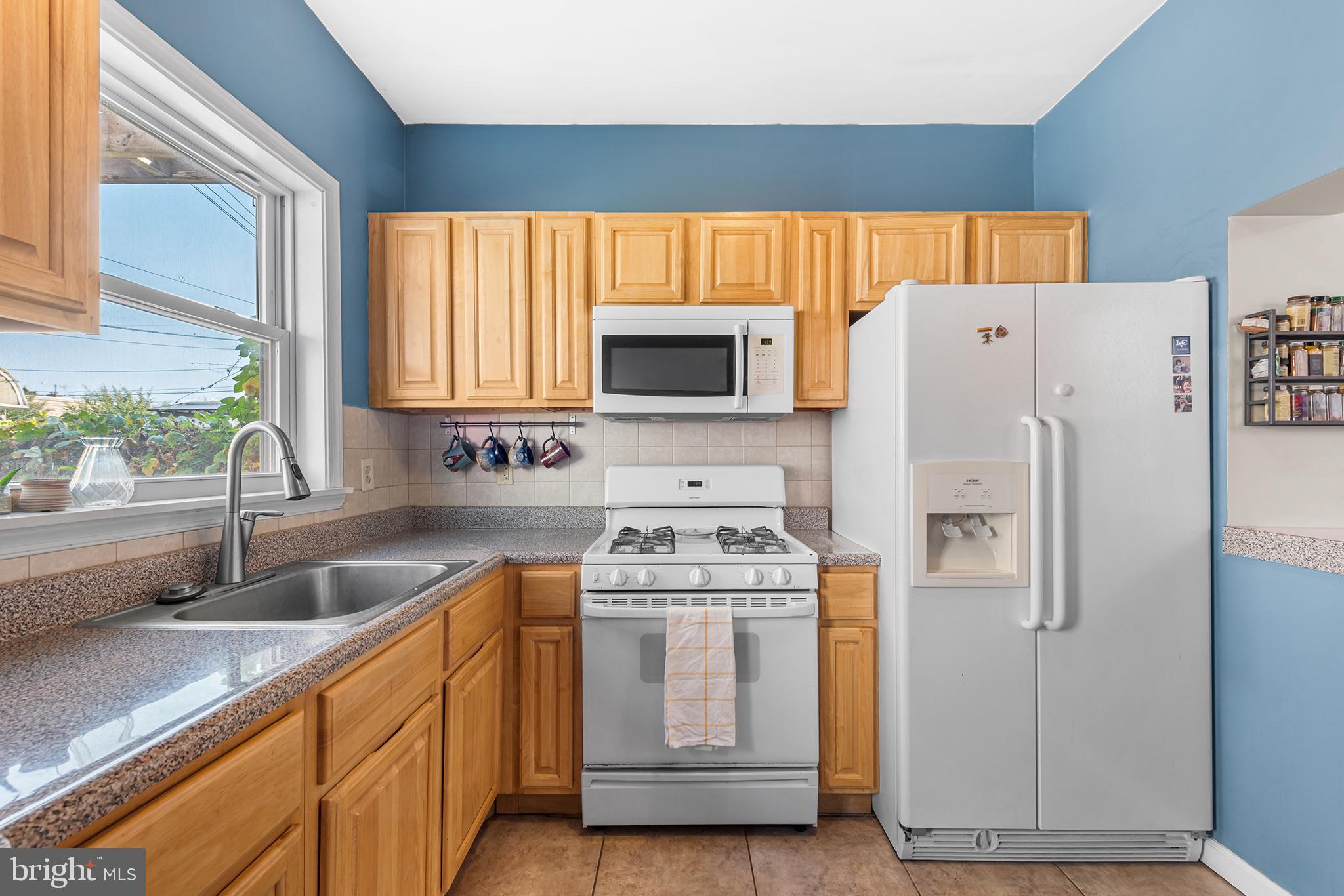 2605 E WESTMORELAND STREET