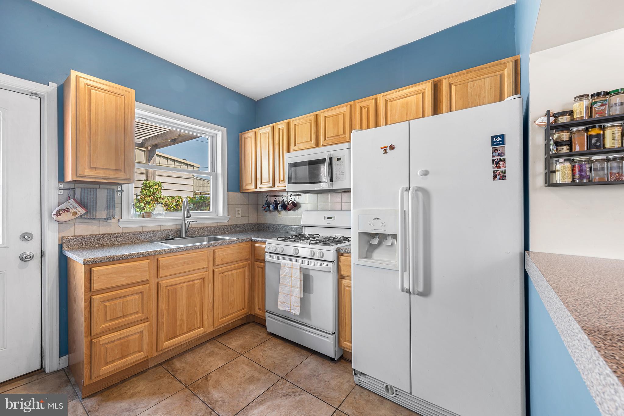 2605 E WESTMORELAND STREET