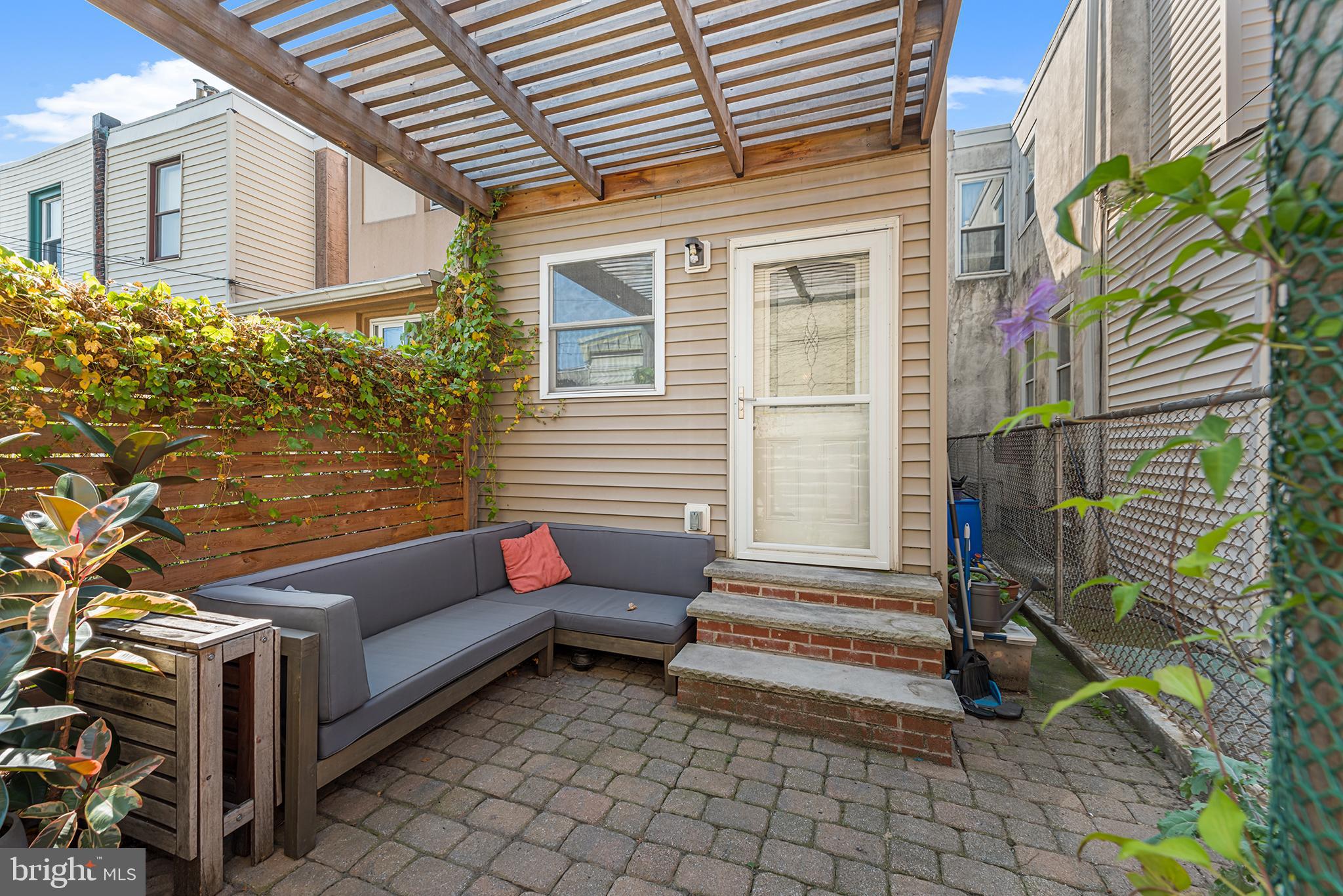 2605 E WESTMORELAND STREET