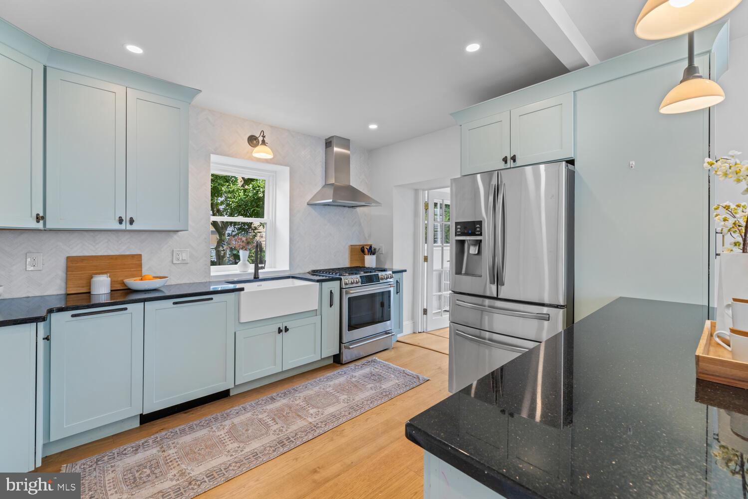 3318 W QUEEN LANE
