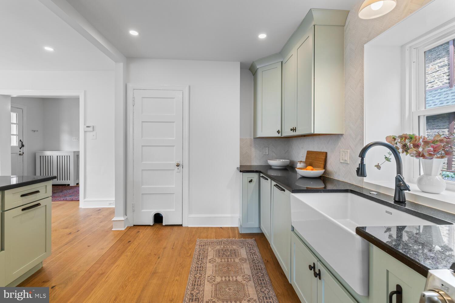 3318 W QUEEN LANE