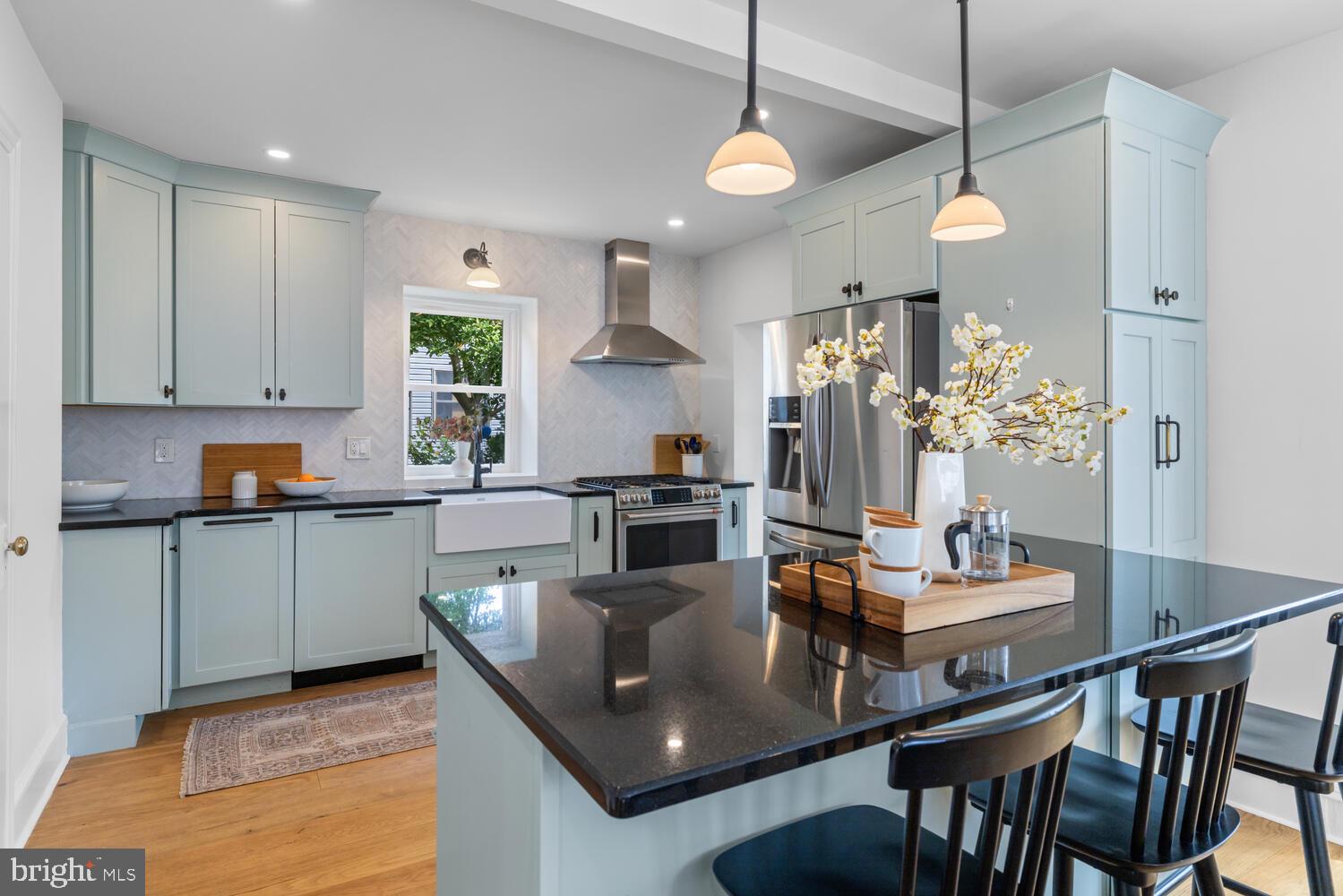 3318 W QUEEN LANE