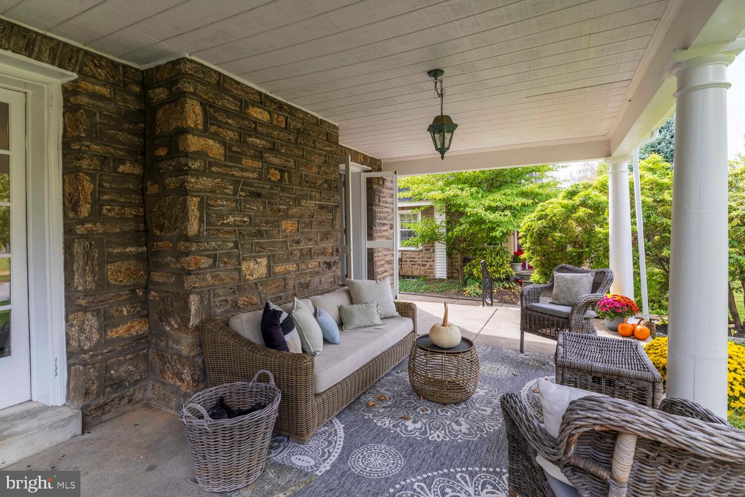 3318 W QUEEN LANE