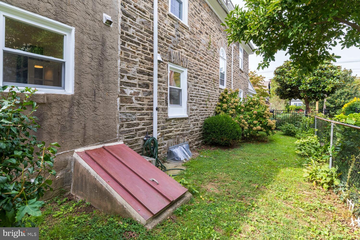 3318 W QUEEN LANE