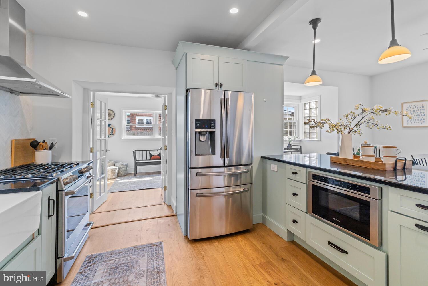 3318 W QUEEN LANE